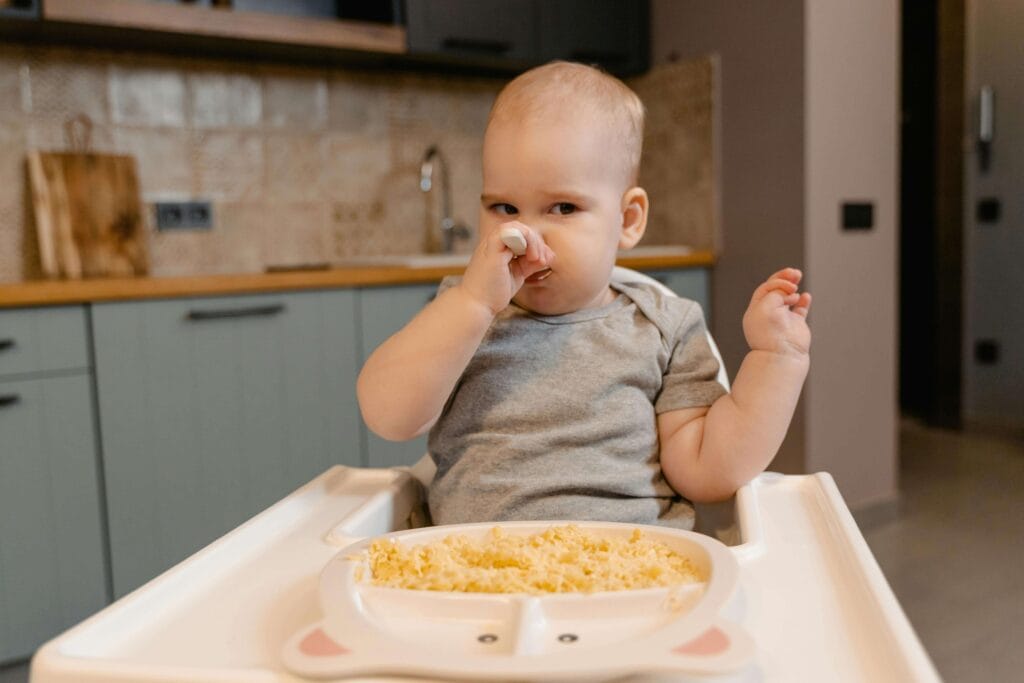 Bebê comendo sozinho durante a frase de introdução alimentar
