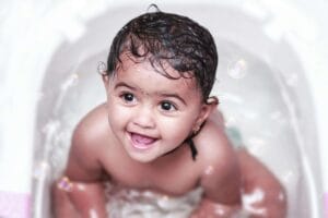 8 dicas de como cuidar do seu bebe no calor, bebê tomando banho de banheira.