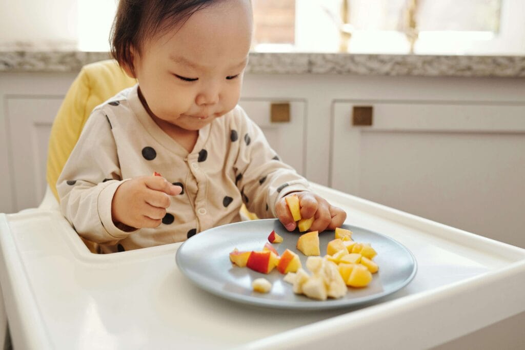 menina iniciando introdução alimentar no método blw