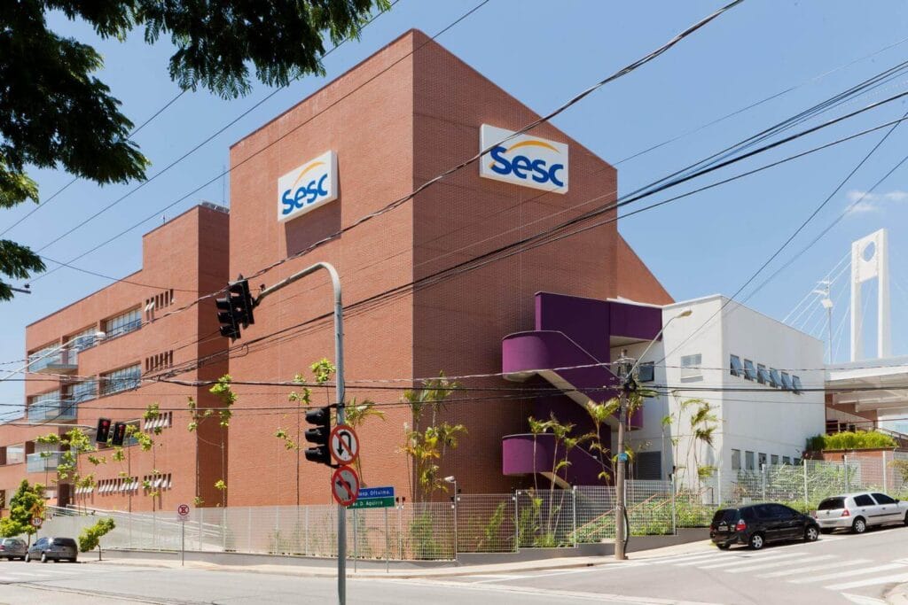 fachada do prédio do sesc sorocaba. uma opção de passeio para o fim de semana com crianças.