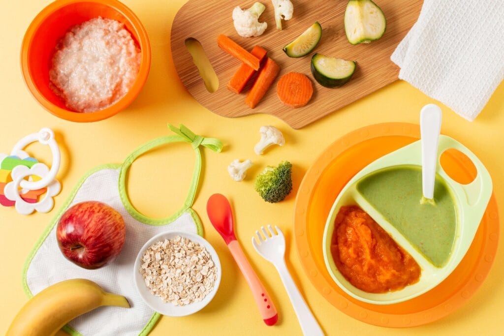 Formas de oferecer alimentos para bebês, disponível no guia alimentar para crianças menores de 2 anos.