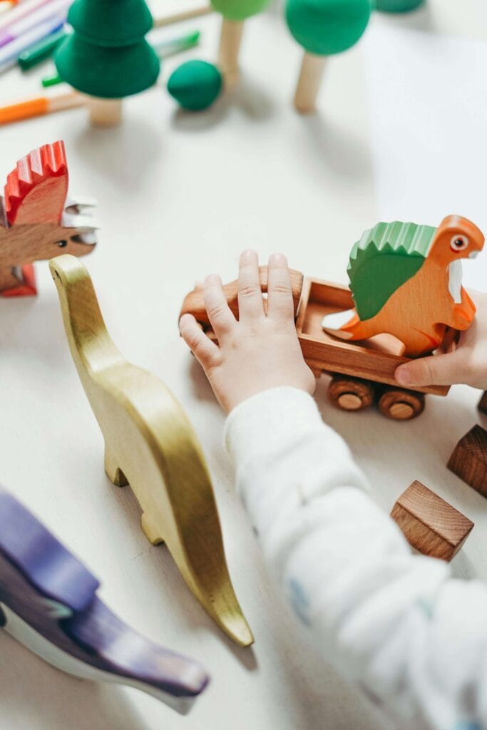 criança brincando com brinquedos de madeira