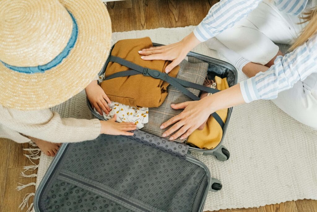 mãe e filha organizando uma mala para viajar