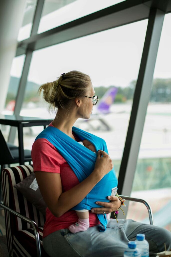 mãe e bebê no aeroporto aguardando o horário do vôo