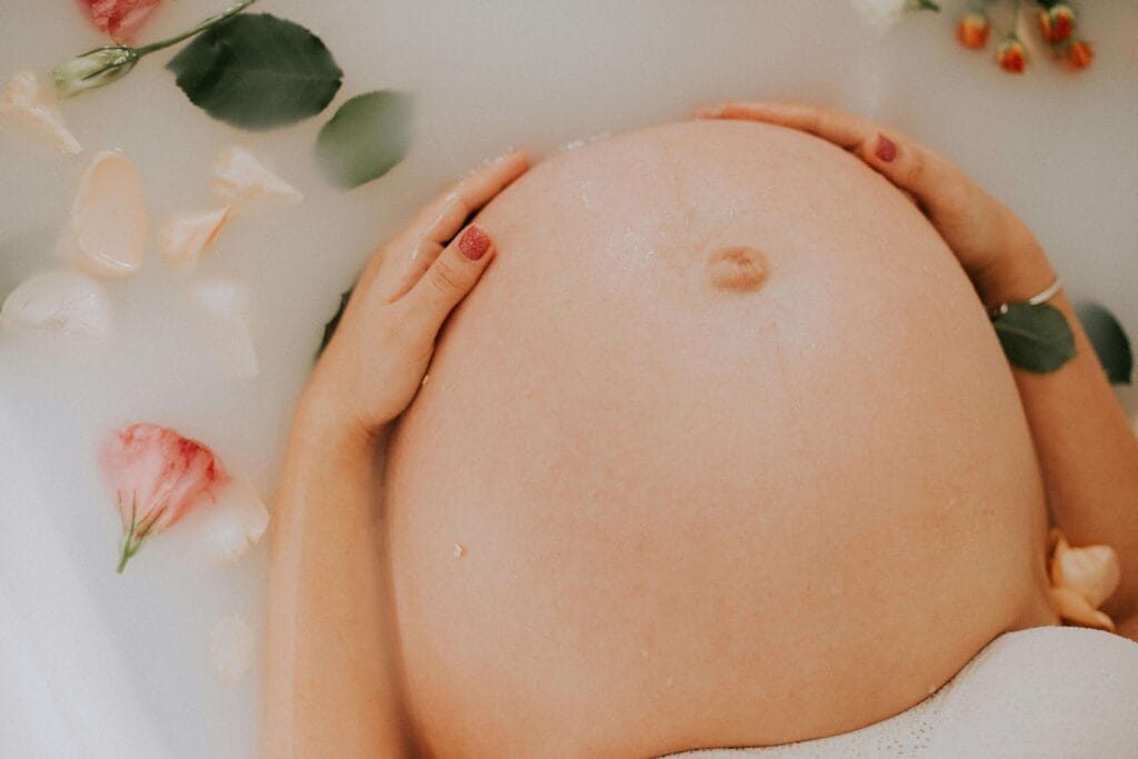 pexels-lucasmendesph-3094435 (1) mulher grávida com a mão na barriga