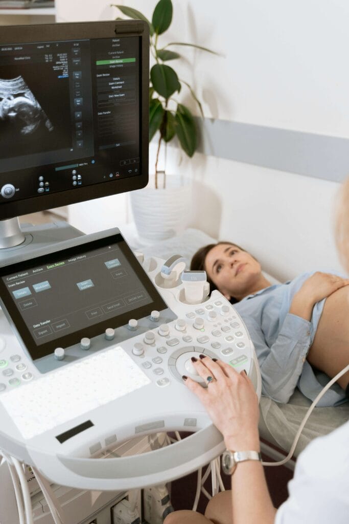 mulher realizando ultrassom no segundo trimestre de gravidez