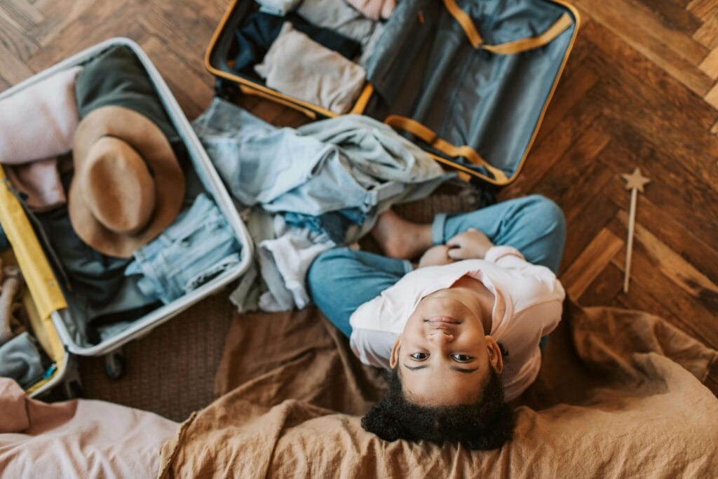 criança organizando malas para viajar